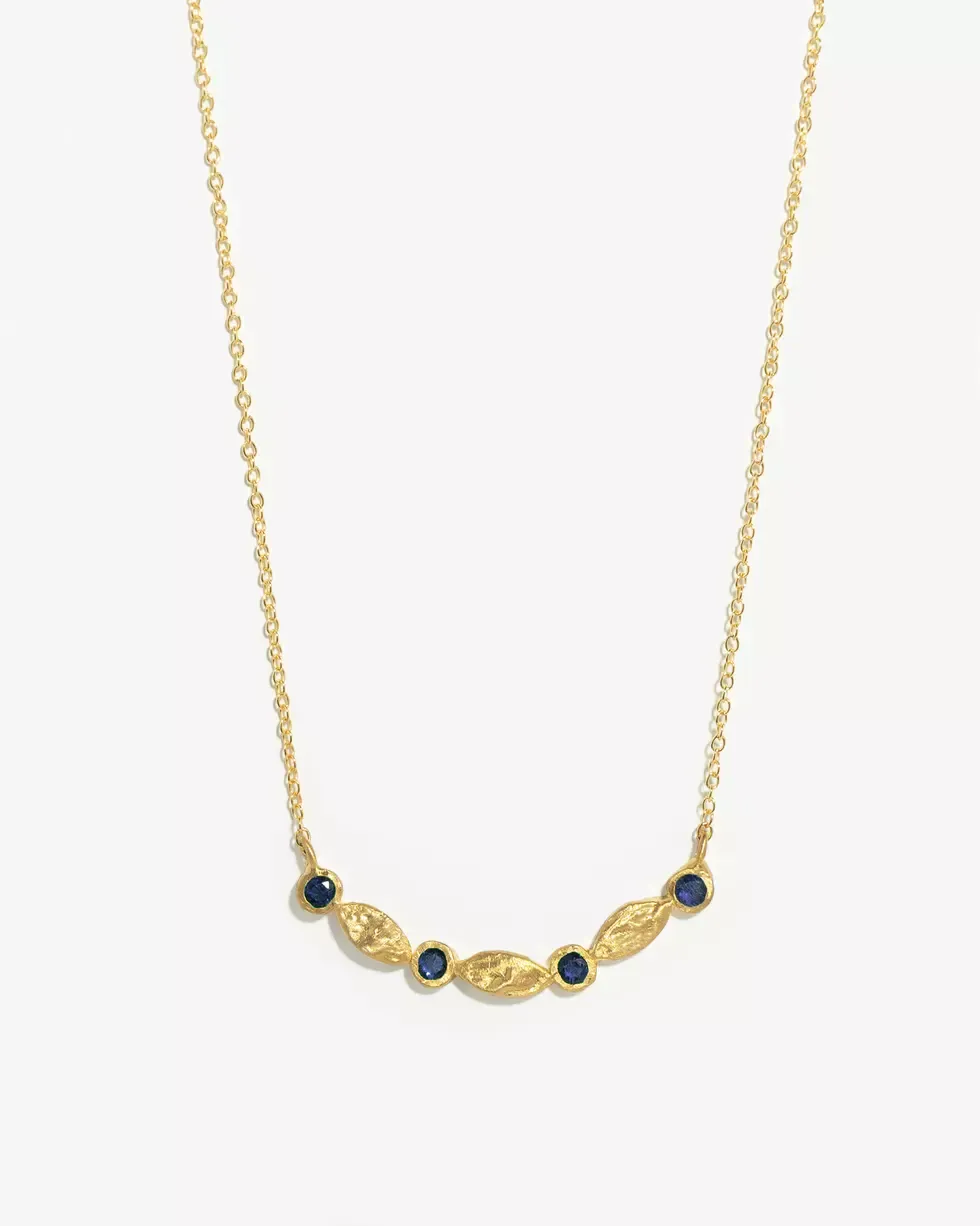 Colar com pendente arqueado em prata com banho de ouro e zis